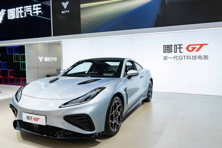 佛山95哪吒汽车在智能汽车领域的表现，领途汽车在新能源汽车市场中的影响力